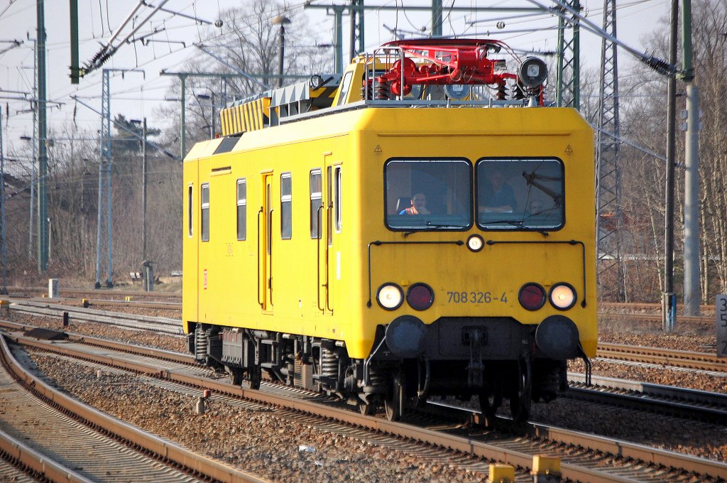 ORT 708 326-4 bei der Durchfahrt im Bhf. Flughafen Berlin-Scdh�nefeld, 15.02.11