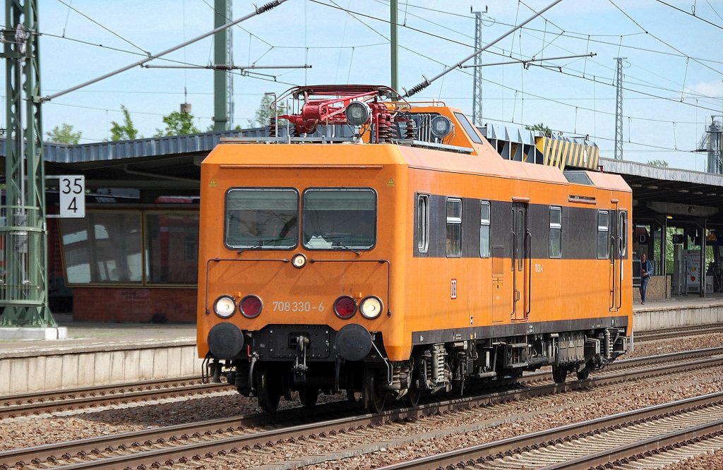 ORT 708 330-4 bei der Durchfahrt im Bhf. Flughafen Berlin-Sch�nfeld, 10.05.12