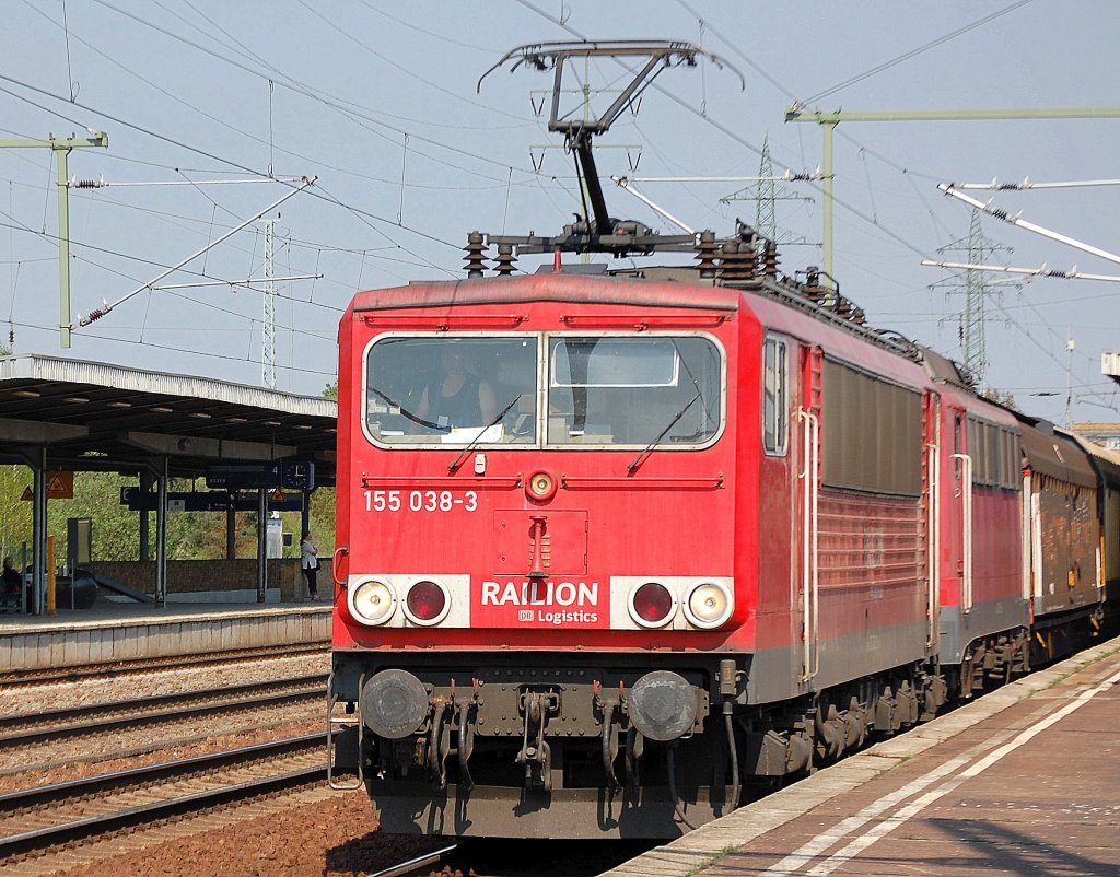 Ostersamstag: 155 038-3 f�hrt mit 140 218-9 + Ganzzug Schiebewandwagen am Haken im Bhf. Flughafen Berlin-Sch�nefeld ein, dort wartet bereits ein anderer Zugf�hrer um die 155 abzuhaken um die die 140 zu besteigen. Lt. Begleitscheinen an den den Schiebewandwagen befinden sich Kartonagen einer polnischen Firma darin f�r Empf�nger in der Schweiz und Frankreich u.a., 23.04.11