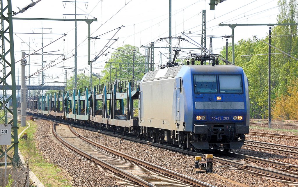 Ostersamstag: Alpha Trains Leasinglok 145-CL-203 (91 80 6145 099-8 D-ATLD) inzwischen an Crossrail vermietet mit Leerzug belgischer PKW-Doppelstocktransportwagen bei der Durchfahrt im Bhf. Flughafen Berlin-Sch�nefeld.