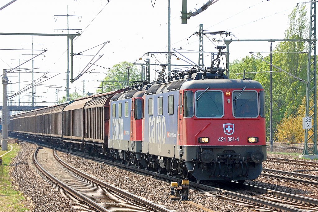 Ostersamstag: Doppeltraktion mit Re 421 391-4 (91 85 4421 391-4 CH-SBB C) + Re 421 379-9 (91 85 4421 379-9 CH-SBB C) mit Ganzzug Schiebewandwagen aus Italine u.a., 23.04.11 Bhf. Flughafen Berlin-Sch�nefeld.