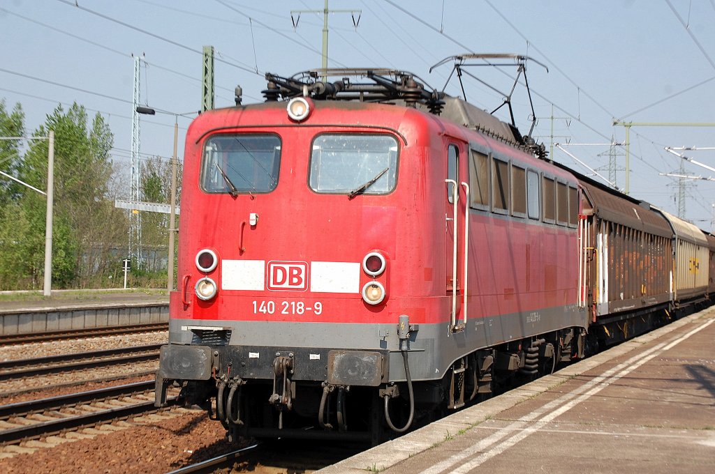 Ostersamstag: Nachdem 155 038-3 nun auf das Nebengleis gefahren ist steht abfahrbereit 140 218-9 mit dem Ganzzug Schiebewandwagen und frischem Personal im Bhf. Flughafen Berlin-Sch�nefeld, 23.04.11