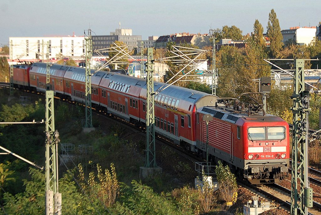 PbZ ? am Samtag Nachmittag mit 114 034-2 und vier Doppelstockwagen und einer weiteren 114�r? am Ende Richtung Berlin Jungfernheide, 21.10.11 Berlin Putlitzbr�cke. 