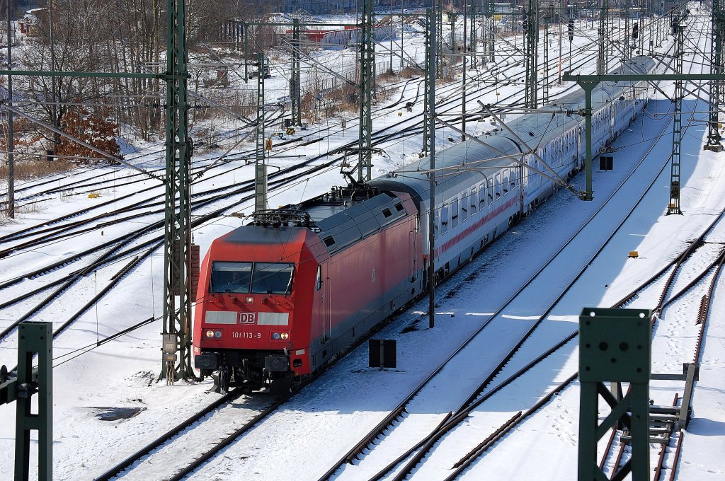 PbZ 101 113-9 mit Berlin-Warschau Express Wagengarnitur Richtung Berlin-Rummelsburg, 13.03.13 Berlin-Putlitzbr�cke.