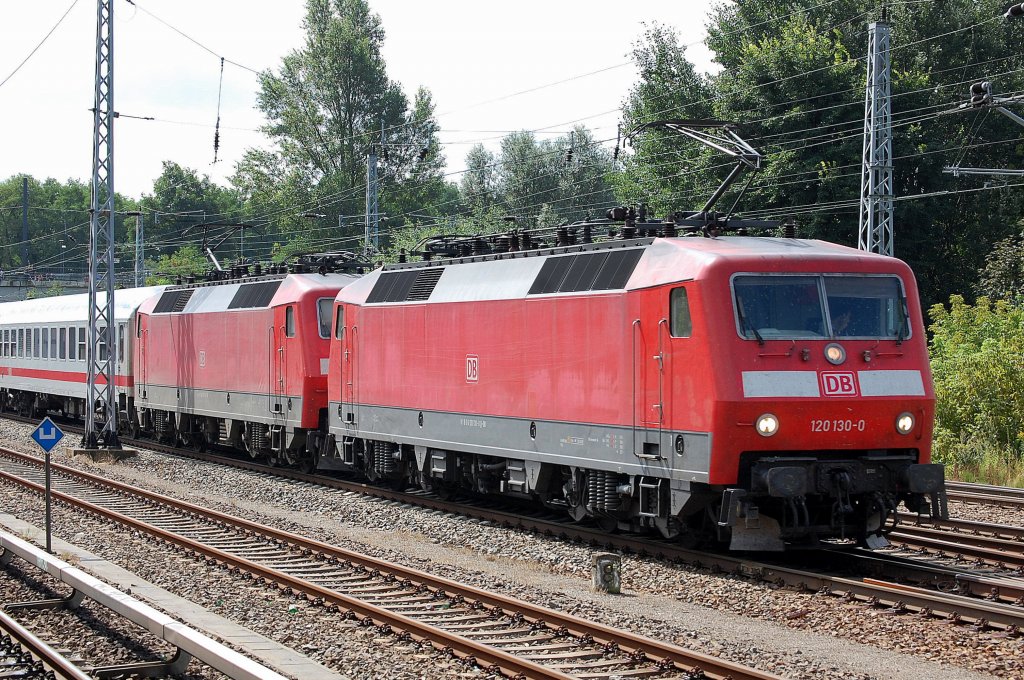 PbZ Doppeltraktion 120 30-0 + 120 131-8 mit drei IC Personenwagen und 110 406-6 am Ende des Zuges Richtung Karower Kreuz Berlin, 08.08.13 Berlin-Springpfuhl.