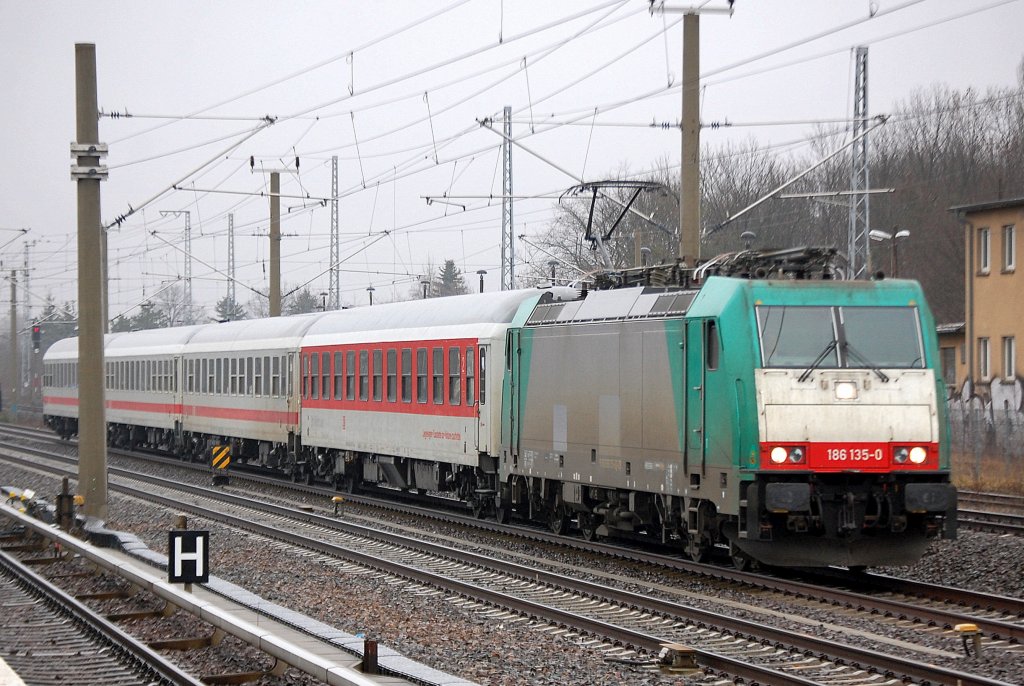 PbZ Fahrt mit 186 135-0 Richtung Berliner Innenstadt, 26.01.11 Berlin-Blankenburg.