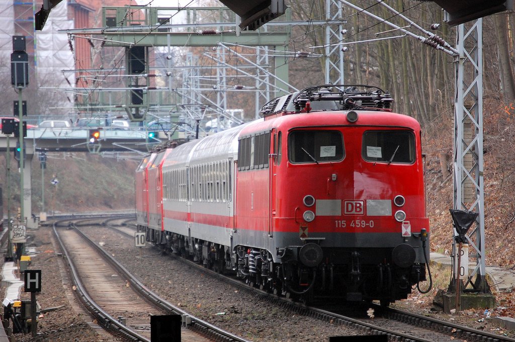 PbZ gezogen von einer 120�r mit hinten dran 115 459-0 am 08.03.13 S-Bhf. Berlin Sch�nhauser Allee.
