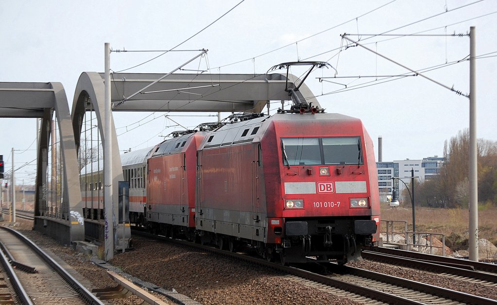 PbZ mit 101 010-7 und 101 015-6 und IC Wagen am Haken Richtung Berlin Bornholmer Str., 16.04.12 Berlin-Pankow.