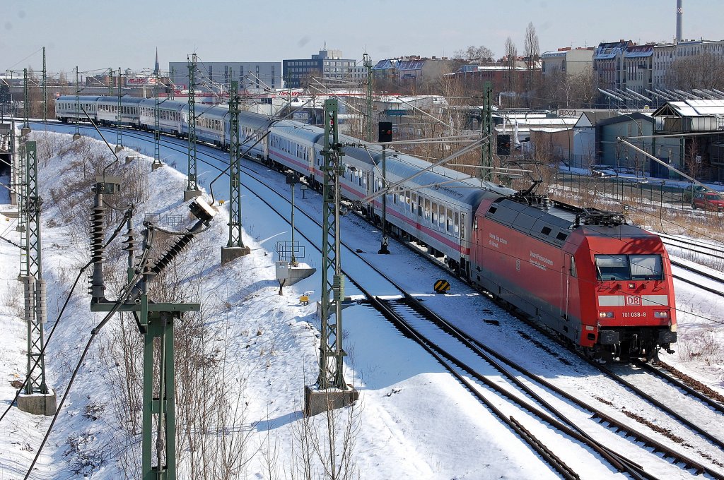 PbZ mit 101 038-8 mit Berlin-Warschau Express Wagengarnitur Richtung Berlin-Grunewald, 13.03.13 Berlin-Putlitzbr�cke.