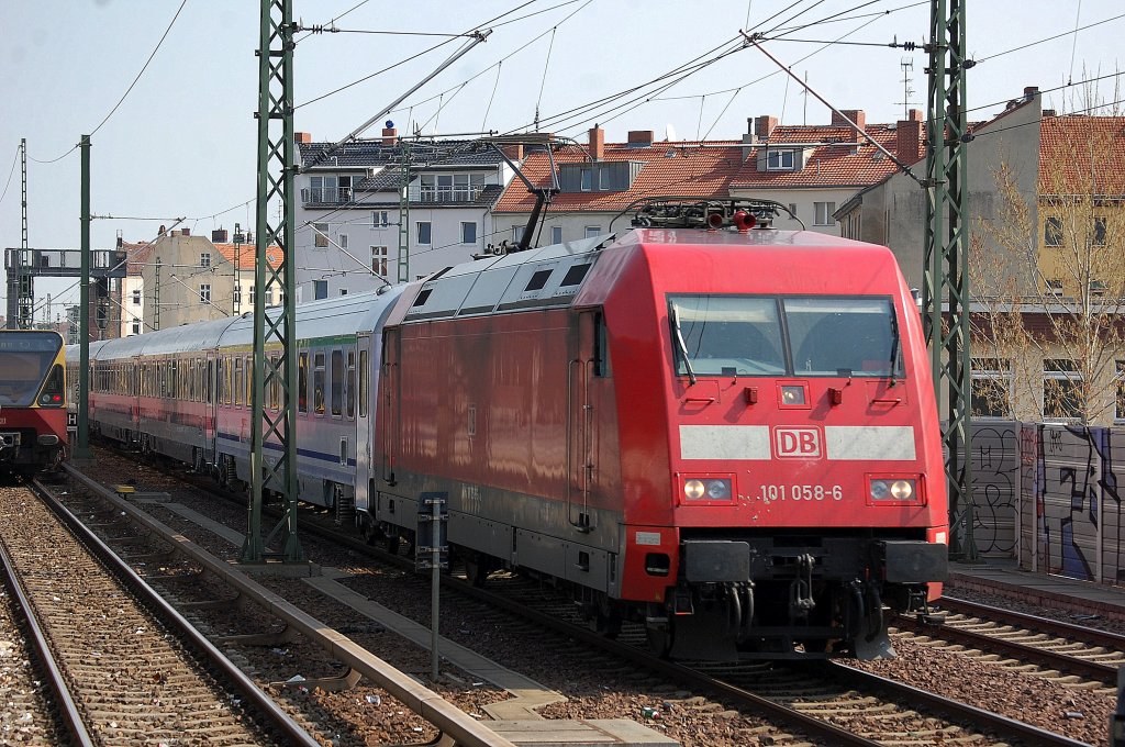 PbZ mit 101 058-6 mit Berlin-Warschau-Express Zuggarnitur Richtung Berlin-Grunewald aaaaam 22.04.13 Berlin-Wedding.