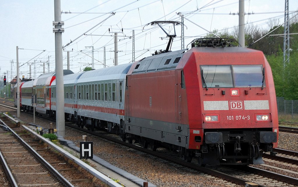 PbZ mit 101 074-3 mit meheren IC Personenwagen, einem  DB VVO Regional Doppelstockwagen der S-Bahn Dresden + DB CNL Wagen und am Ende des Zuges noch 101 095-8 am Haken am 02.05.12 Berlin-Blankenburg.