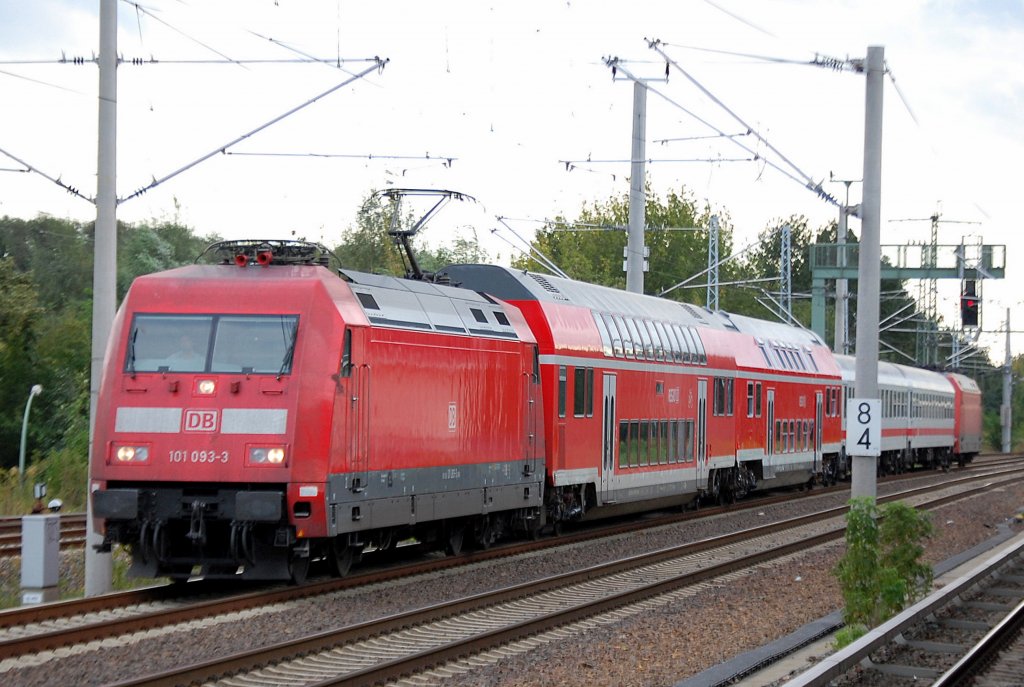 PbZ mit 101 093-3 mit Regionaldoppelstockwagen + IC-Personenwagen und 101 065-1 am ENde des Zuges am 15.09.11 Berlin-Blankenburg. 