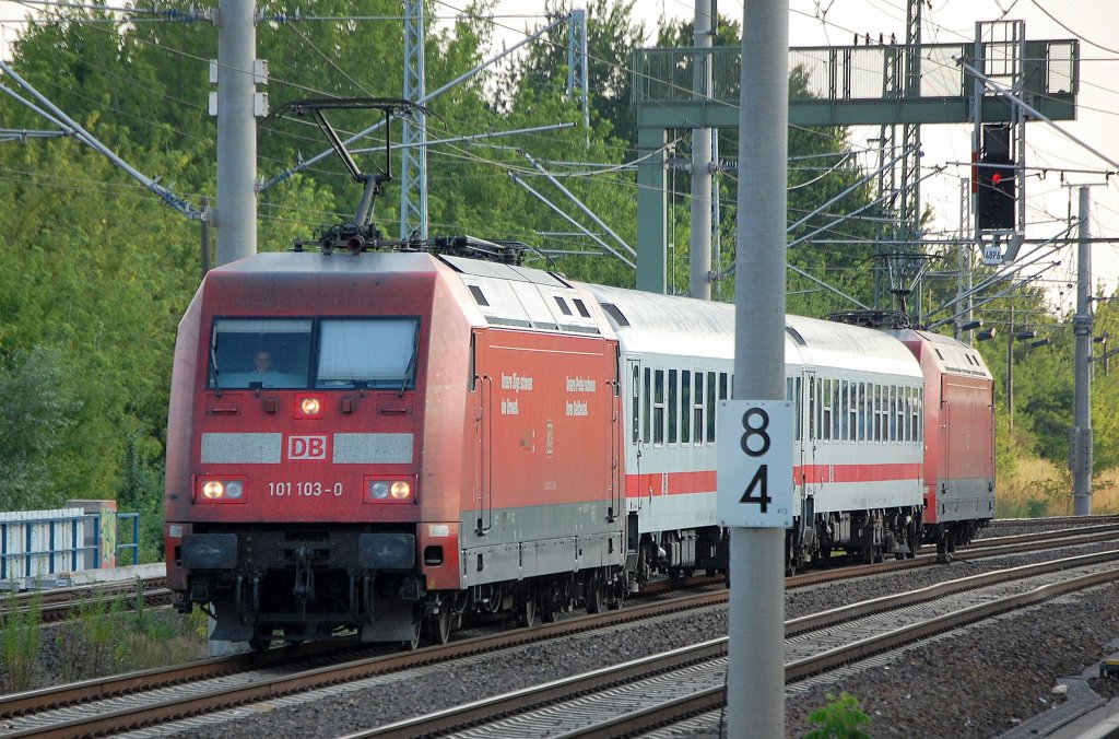 PbZ mit 101 103-0 mit zwei IC-Wagen + 101 XXX-X Richtung Karower Kreuz Berlin, 21.07.10 Berlin-Blankenburg