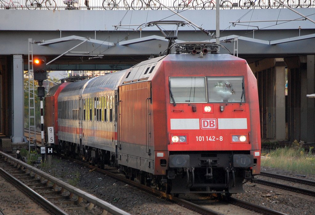 PbZ mit 101 142-8 und zwei IC Personenwagen und 101 075-0 am Haken, 21.10.10 Berlin Landsberger Allee. 