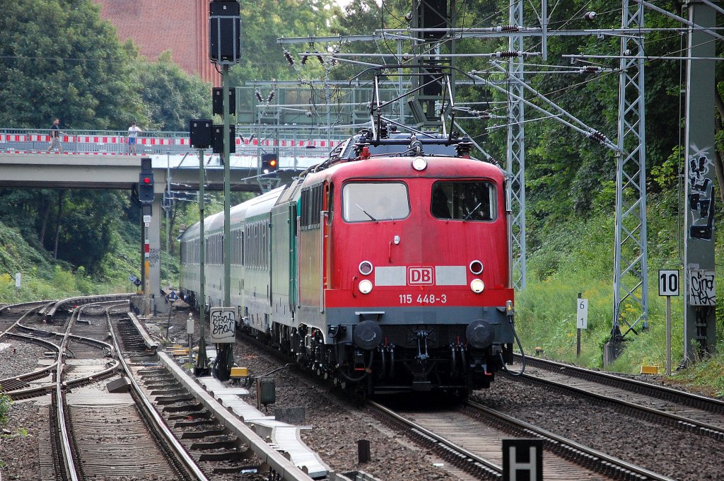 PbZ mit 115 448-3 mit 186 135-0 und Berlin Warschau Express Wagengarnitur am Haken am 10.08.13 H�he S-Bhf. Berlin Sch�nhauser Allee. 