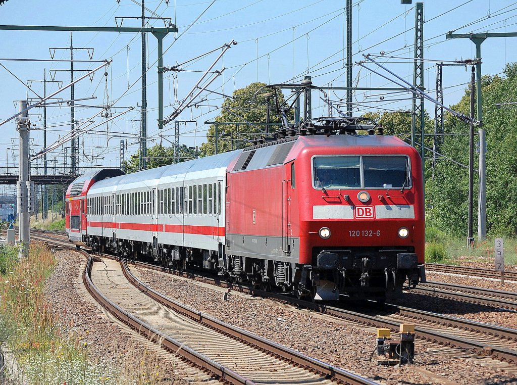 PbZ mit 120 132-6 bei der Durchfahrt im Bhf. Flughafen Berlin-Sch�nefeld, 28.06.11