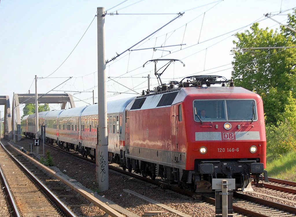 PbZ mit 120 146-6 Richtung Berliner Innenstadt, 05.05.11 Berlin-Pankow.