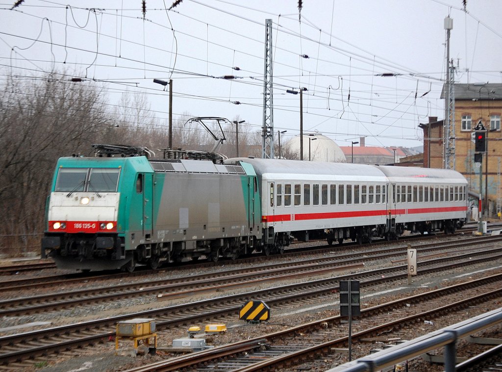 PbZ mit 186 135-0 (91 80 6186 135-0 D-DB) mit zwei IC-Personenwagen am Haken, 05.02.11 Berlin Greifswalder Str.