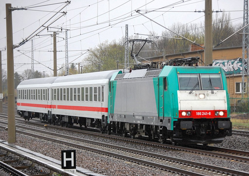 PbZ mit zwei IC-Personenwagen gezogen von 186 241-6 Richtung Innenstadt, 13.04.11 Berlin-Blankenburg.