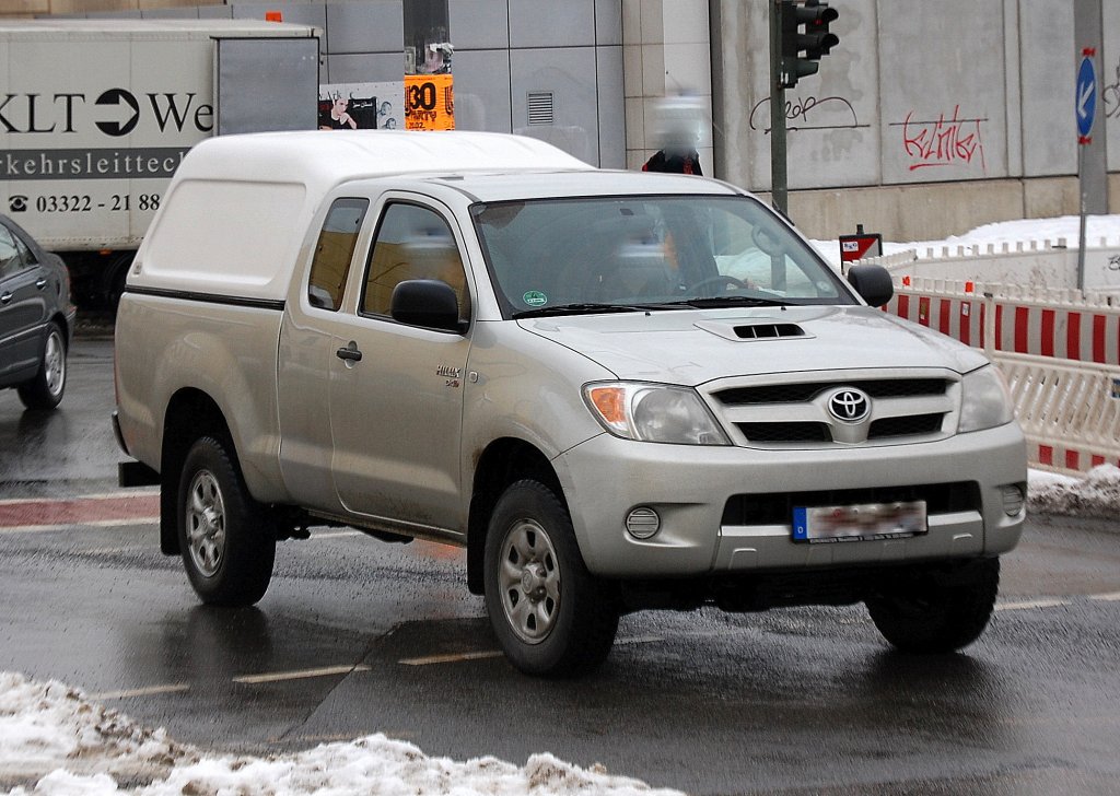 Pickup TOYOTA HILUX, ein inzwischen immer h�ufiger auf deutschen Stra�en anzutreffendes Fahrzeug, 29.01.10 Berlin-Pankow. 