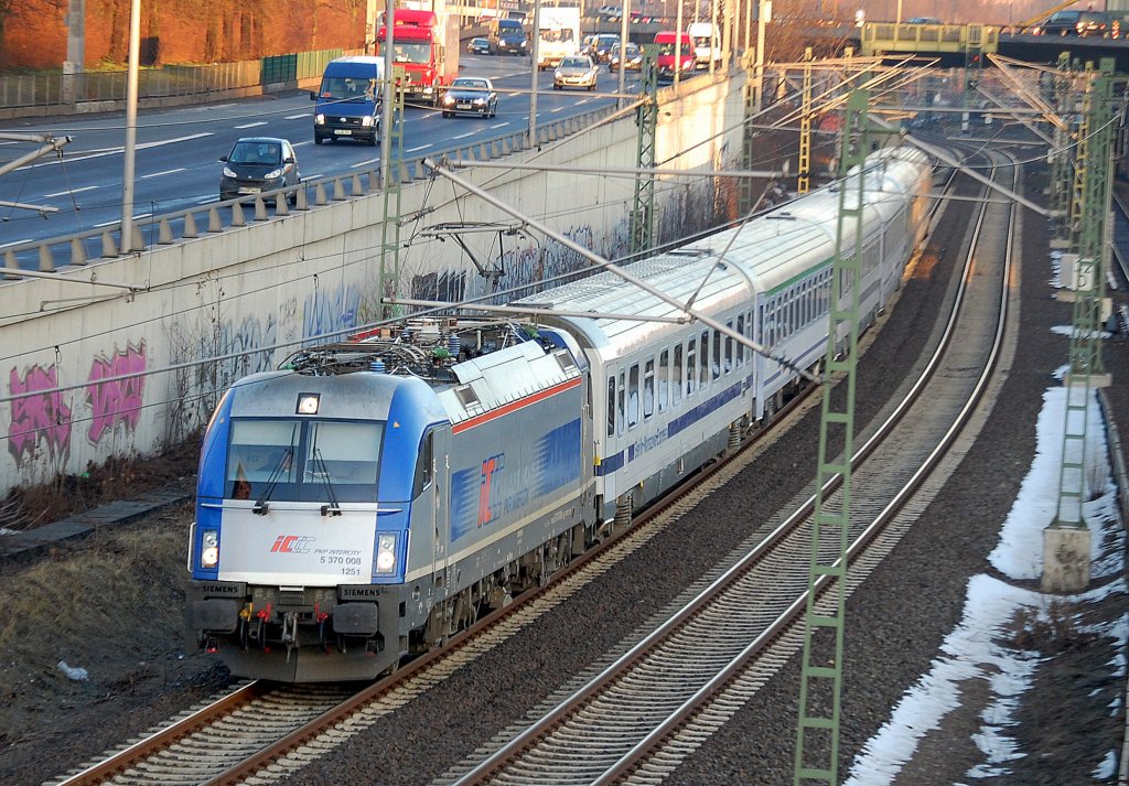 PKP IC  Husarz  5 370 008 1251 (9151 570 008-2 PL-PKPIC/ 183 608-9) mit der Zuggespann des Berlin-Warschau-Express unterwegs zum Abstellpunkt Berlin-Grunewald, 10.01.11 Berliner Innenring H�he Knobelsdorffbr�cke.