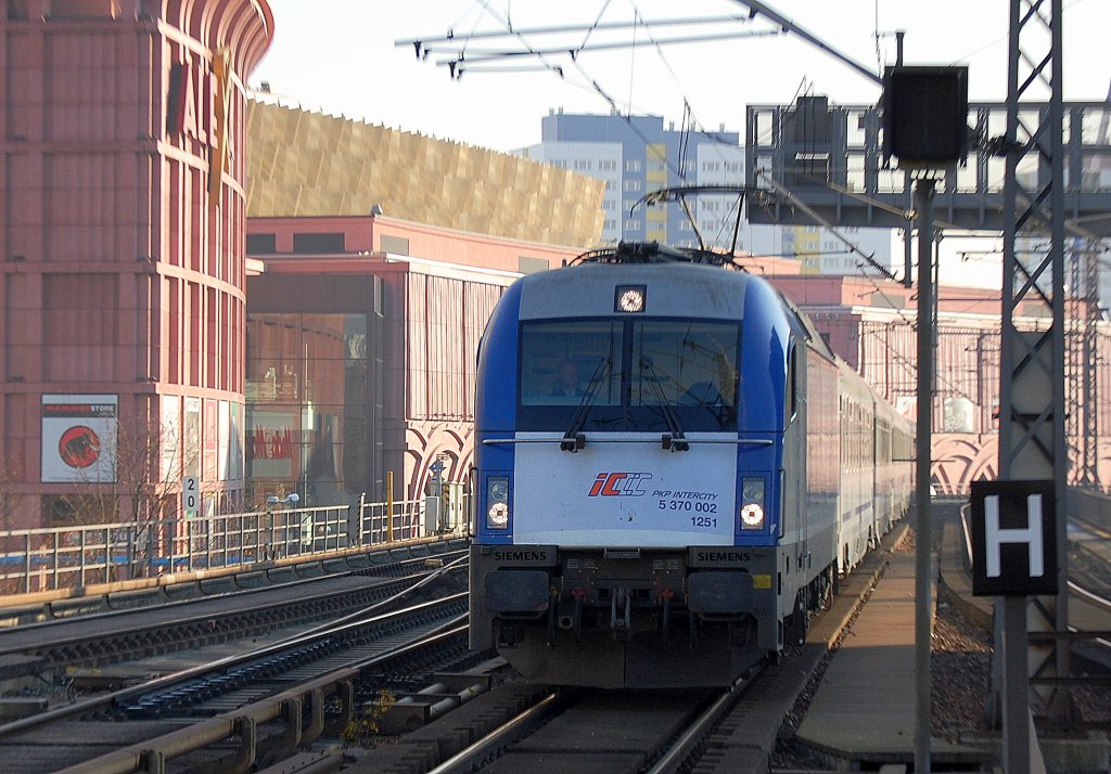 PKP IC Husarz 5 370 002 mit dem Berlin-Warschau-Express am 14.11.12 Durchfahrt Bhf. Berlin-Alexanderplatz.