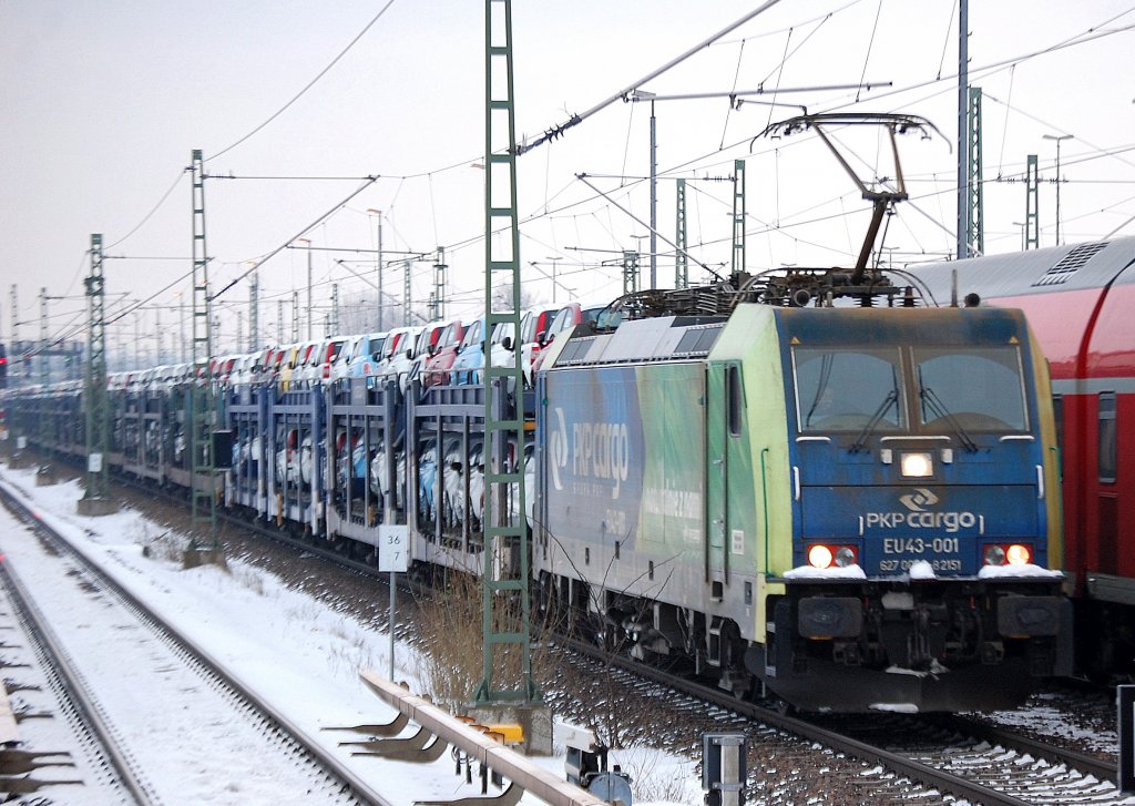PKPC EU43-001 (91 51 627 0000-8 Pl-PKPC, E 186 126) mit fabrikneuen FIAT 500 Richtung Berlin Spandau unterwegs am 06.12.10 Berlin-Beusselstr.