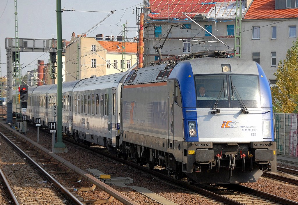 PKPIC Husarz 5 370 001 1251 mit dem Berlin Warschau Express am 04.10.11 Berlin Wedding Richtung Berlin Hbf (tief).