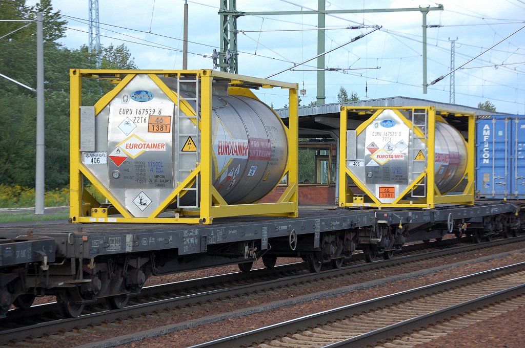 Polnischer Container und Wechselbeh�ltertragwagen eingestellt mit der Nr. 31 RIV MC 51 PL-PKPC 454 1 288-0 Sgs mit zwei Kesselcontainern der Fa. EUROTAINER mit Lt Gefahrstofftafel (46/1381) Phosphorbef�llung, 16.09.10 Bhf. Flughafen Berlin-Sch�nefeld