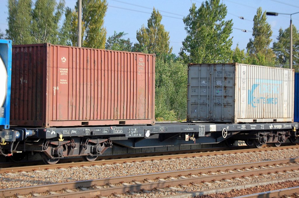 Polnischer Containertragwagen eingestellt mit der Nr. 31 RIV MC 51 PL-PKP C 454 0 823-5 Sgs am 22.09.11 Bhf. Flughafen Berlin-Sch�nefeld.