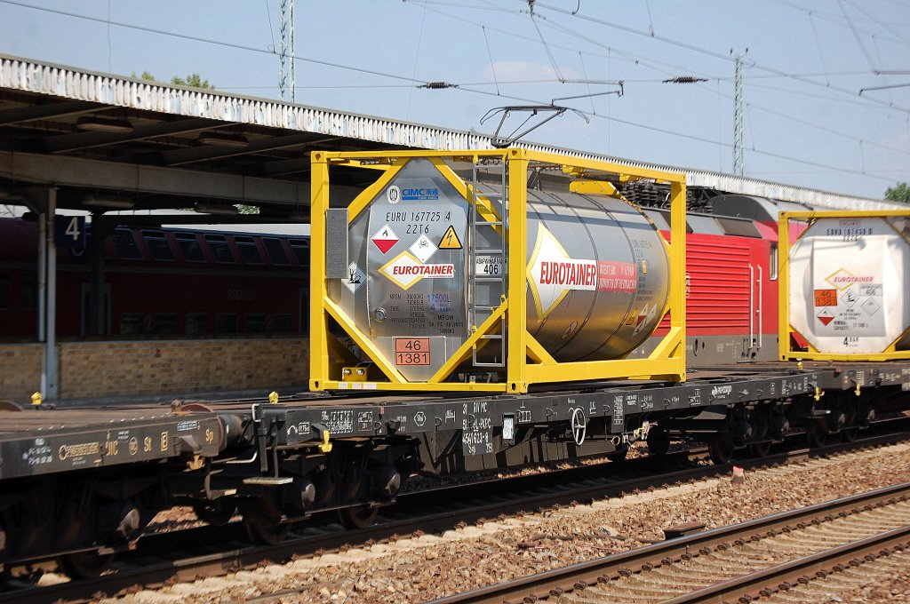 Polnischer Containertragwagen mit EUROTAINER Kesselcontainer (Gefahrguttransport 46/1381 Phosphorbef�llung) beladen. Der Wagen ist eingestellt mit der Nr. 31 RIV MC 51 PL-PKPC 4541 623-8 Sgs, 27.07.12 Bhf. Flughafen Berlin-Sch�nefeld.