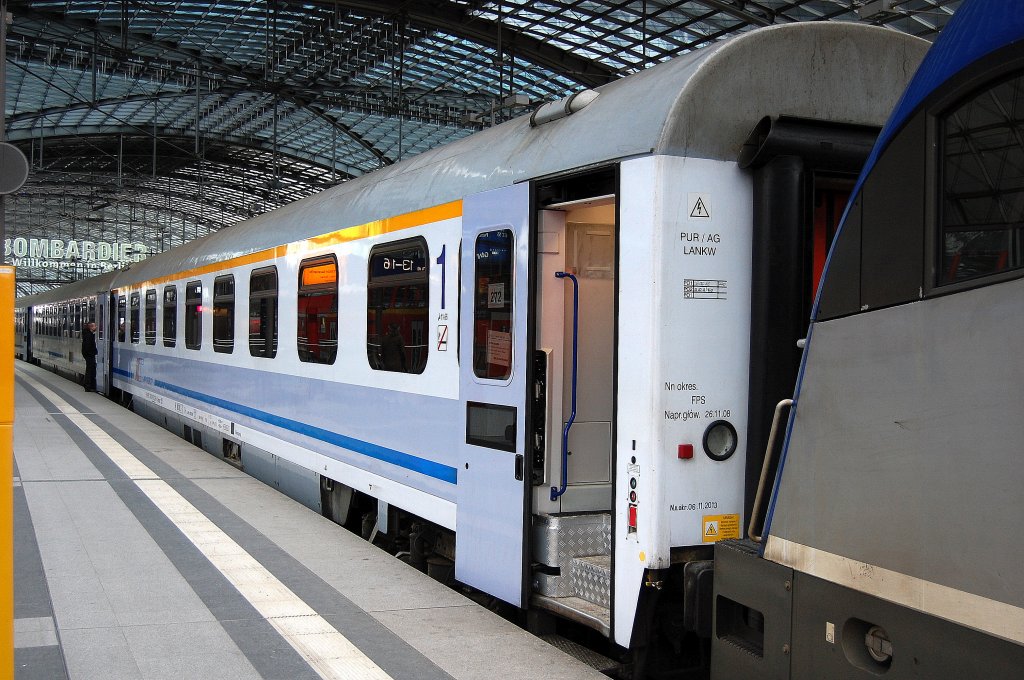 Polnischer EC Personenwagen 1.Klasse im EC 55 nach Gdynia Glowna eingestellt mit der Nr. PL-PKPIC 61 5119-70 238-4 A9mnouz 2151, 03.02.13 Berlin-Hbf.