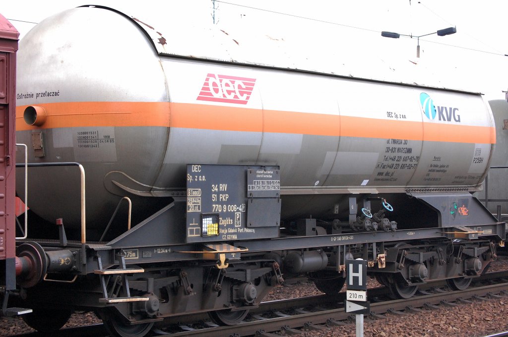 Polnischer Gasdruckkesselwagen der Fa. DEC Sp. z o.o. eingestellt mit der Nr. 34 RIV 51 PKP 770 9 006-4(P) Zagkks, Stacja Cdansk port Polnany CZ GDOYNA, Sommer 2008 Bhf. Flughafen Berlin-Sch�nefeld.