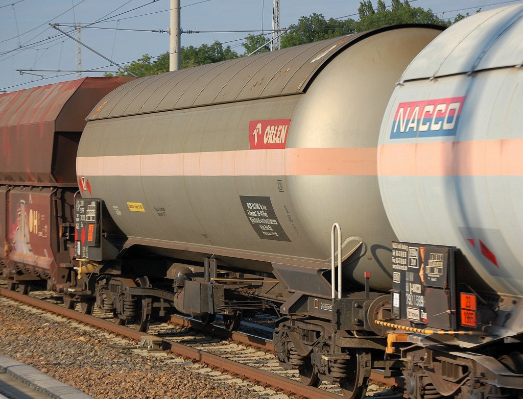 Polnischer Gasdruckkesselwagen mit dem Firmenlogo ORLEN eingestellt mit der Nr. 33 RIV 51 PKP 791 3 00?-? Zags, lt Gefahrstofftafel (283/1017) f�r den Transport von Chlorgas, gemischter Zugverband am 21.07.10 Berlin-Blankenburg.