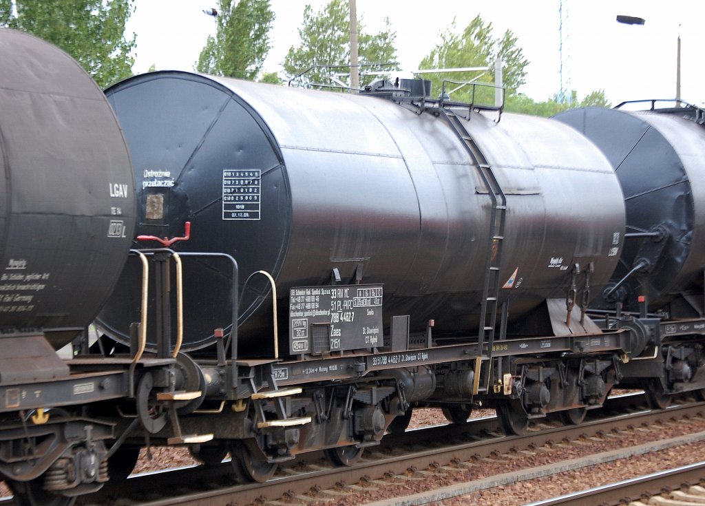 Polnischer Heizoelkesselwagen der PKP Cargo eingestellt mit der Nr. 33 RIV MC 51 PL-PKPC 788 4 462-7 Zaes 2151, 02.09.10 Bhf. Flughafen Berlin-Sch�nefeld.