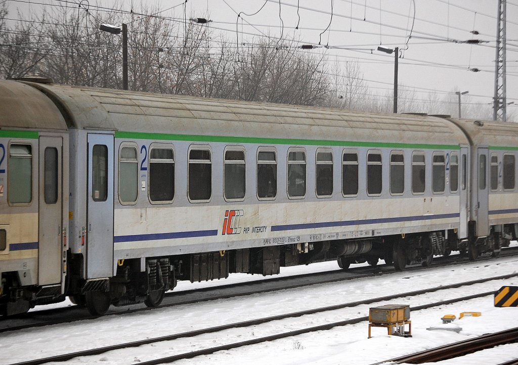 Polnischer Intercitywagen 2.Klasse eingestellt mit der Nr. PL-PKP IC 61 51 21-70 57-2 B11mnouz, 23.12.10 Berlin Greifswalder Str.