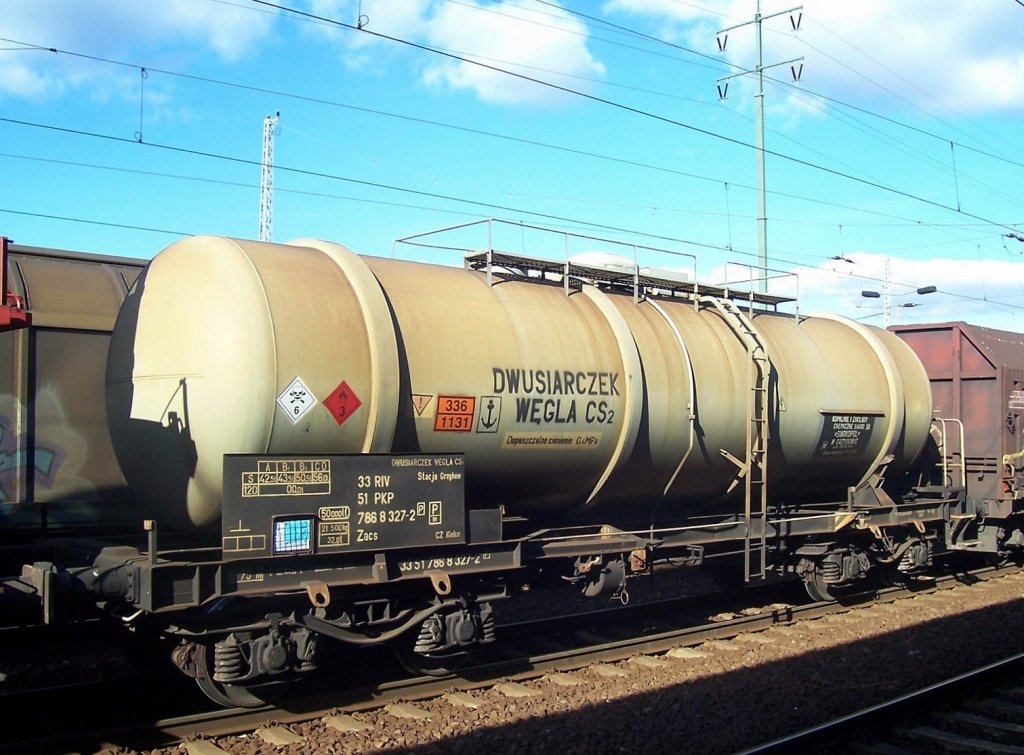 Polnischer Kesselwagen eingestellt mit de Nr. 33 RIV 51 PKP 786 8 327-2(P) Zacs lt Gefahrstofftafel (336/1131) f�r Kohlenstoffdisulfid (Schwefelkohlenstoff)- Transporte, Sommer 2008 Bhf. Flughafen Berlin-Sch�nefeld.