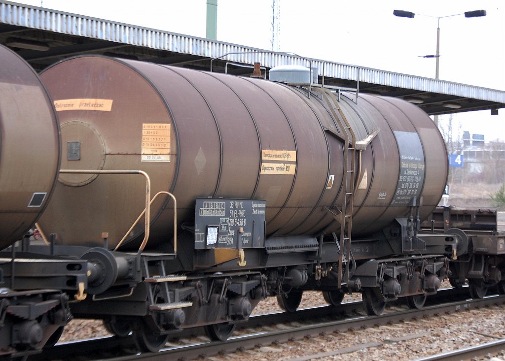 Polnischer Kesselwagen Eingestellt mit der Nr. 33 RIV MC 51 PL-PKPC 788 5 438-6 Zaes ST.Stawiecie CT Rybnik, 14.03.12 Bhf. Flughafen Berlin-Sch�nefeld.