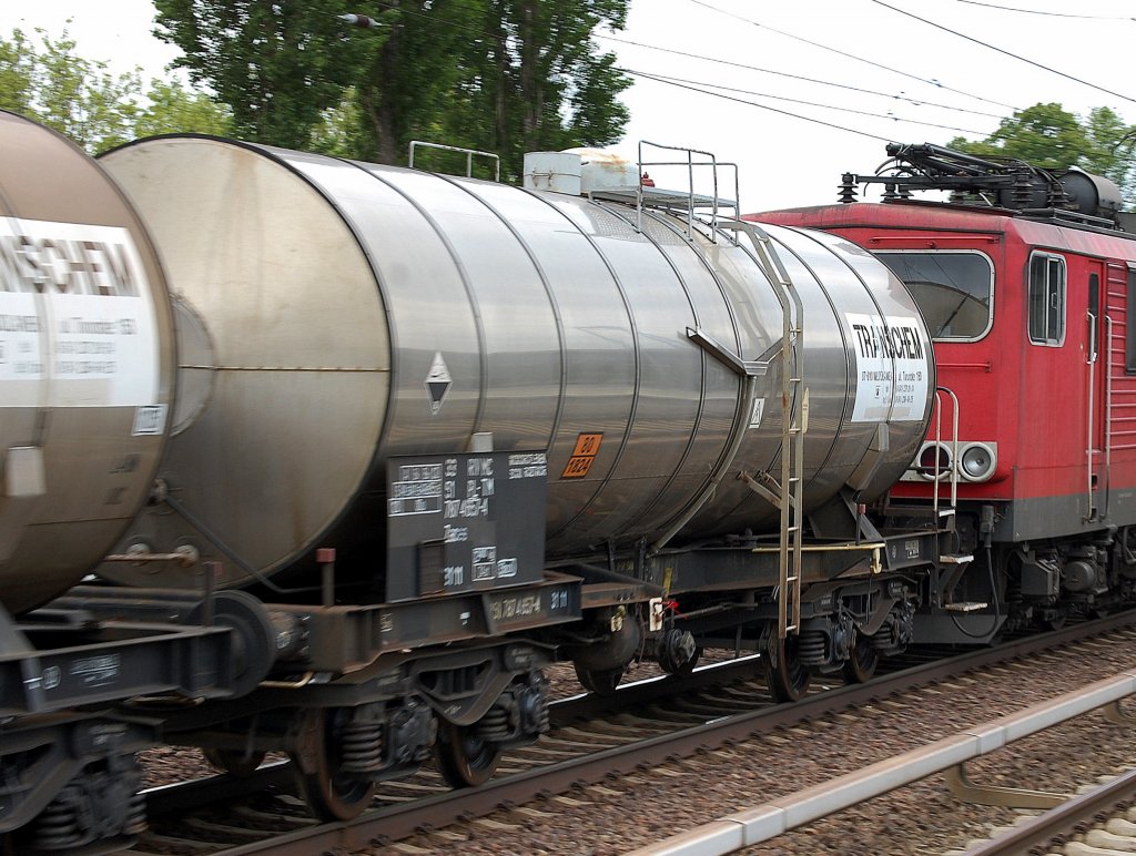 Polnischer Kesselwagen der Fa.TRANSCHEM mit der Nr. 33 RIV 51 PL-TM 787 4 657-4 Zaces lt Gefahrstofftafel (80/1824) f�r den Transport von Natriumhydroxidl�sung (Natriumlauge), 30.05.13 Berlin-Karow.