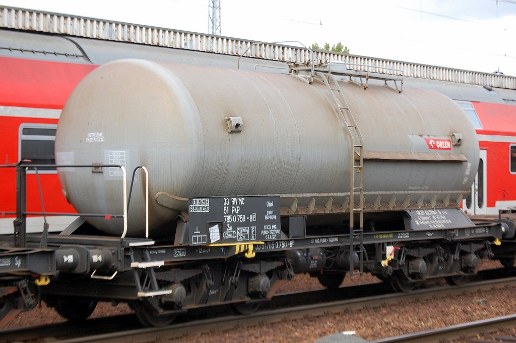Polnischer Kesselwagen f�r die Fa. ORLEN im Einsatz eingestellt mit der Nr. 33 RIV MC 51 PKP 785 0 758-8 Zas f�r lt Aufschrift Glykol-Transporte 18.08.10 Bhf. Flughafen Berlin-Sch�nefeld.