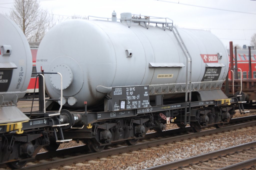 Polnischer Kesselwagen mit Logo der Fa.ORLEN eingestellt mkit der Nr. 33 RIV MC 51 PKP 785 0 780-2(P) Zas f�r Glykol-Transporte, 14.03.12 Bhf. Flughafen Berlin-Sch�nefeld.