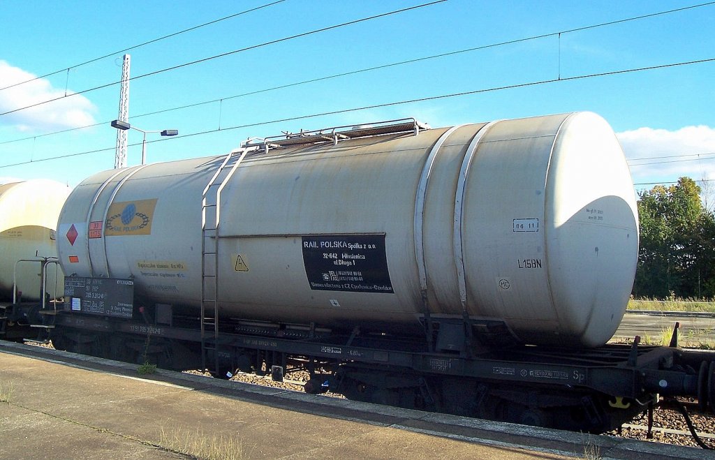 Polnischer Kesselwagen der RAIL POLSKA eingestellt mit der Nr. 33 RIV MC 51 PKP 785 3 262-8(P) Zas lt. Gefahrstofftafel (33/1175) f�r Ethylbenzol-Transporte, Sommer 2007 Bhf Flughafen Berlin-Sch�nefeld.