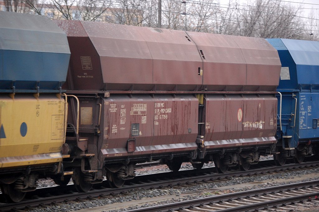 Polnischer offener Sch�ttgutwagen (Selbstentladewagen) eingestellt mit der Nr. 31 RIV MC 51 PL-PKP CARGO 663 6 779-9 Falns, 03.02.11 Berlin Greifswalder Str. 