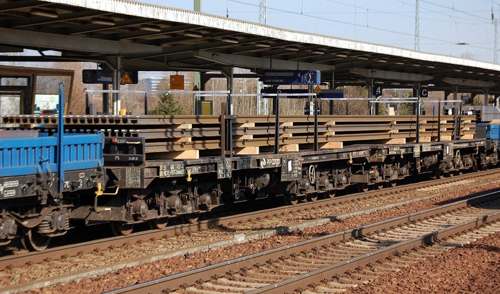 Polnischer PKP Cargo Schwergewicht Drehgestell-Flachwagen mit Rungen eng zusammengekuppelt? oder als Wageneinheit? mit einem zweiten mit je sechs Achsen zum Transport von Langschienen. Der vordere ist eingestellt mit der Nr. 31 RIV MC 51 PL-PKPC 486 1 452-4 Samms 2151, 06.03.12 Bhf. Flughafen Berlin-Sch�nefeld.