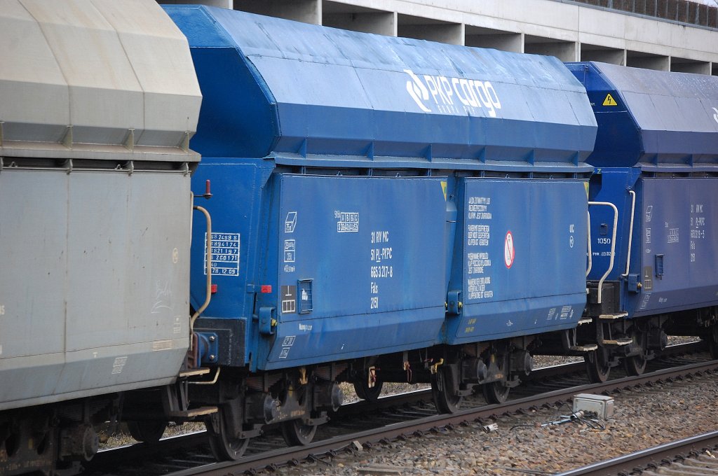 Polnischer Sch�ttgutwagen in blau eingestellt mit der Nr. 31 RIV MC 51 PL-PKPC 665 3 217-8 Fals 2151, 14.03.10 Berlin-landsberger Allee.