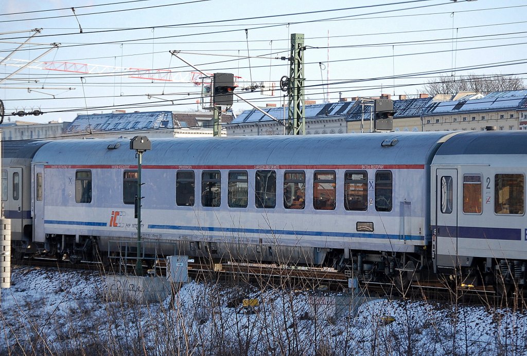 Polnischer Speisewagen in einer Berlin-Warschau-Express Zuggarnitur in den Farben der PKP IC eingestellt mit der Nr. PL-PKPIC 61 51 88-70 190-3 WRmnouz 2151 am 06.02.12 Berlin-Westhafen.  