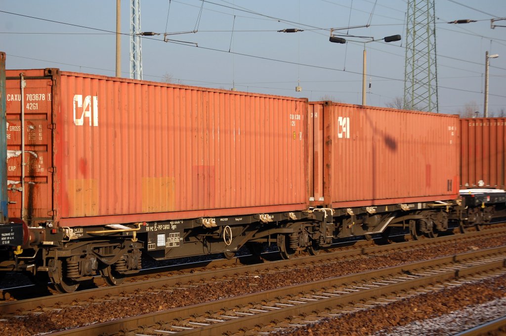 PolnischerGelenk- Containertragwagen, eingestellt mit der Nr. 31 RIV MC 51 PL-PKP CARGO 495 0030-0 Sggrs, 30.12.08 Bhf. Flughafen Berlin-Sch�nefeld.