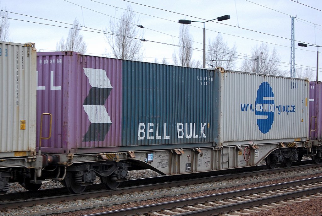 Polnischner Containertragwagen eingestellt mit der Nr. 31 RIV 51 PL-PKPC 4553 103-6 Sgnss 2151, 05.02.11 Bhf. Flughafen Berlin-Sch�nefeld.