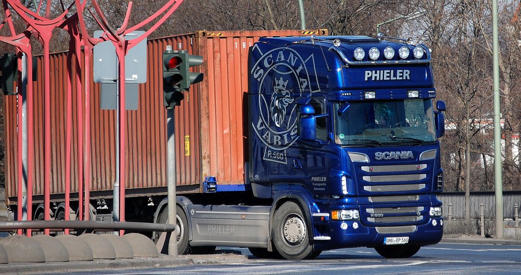 Prachtvolle SCANIA R560 Zugmaschine der Sped. PHIELER mit Containerauflieger Richtung Berlin-Westhafen, 05.03.13 Berlin-Beusselstr.