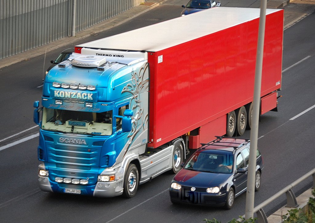 Prachtvolle SCANIA Zugmaschine R? der Fa. KONZACK mit K�hlthermoauflieger, sch�ner Farbtupfer am 07.09.10 Berliner Stadtautobahn H�he Kaiserdamm.  
